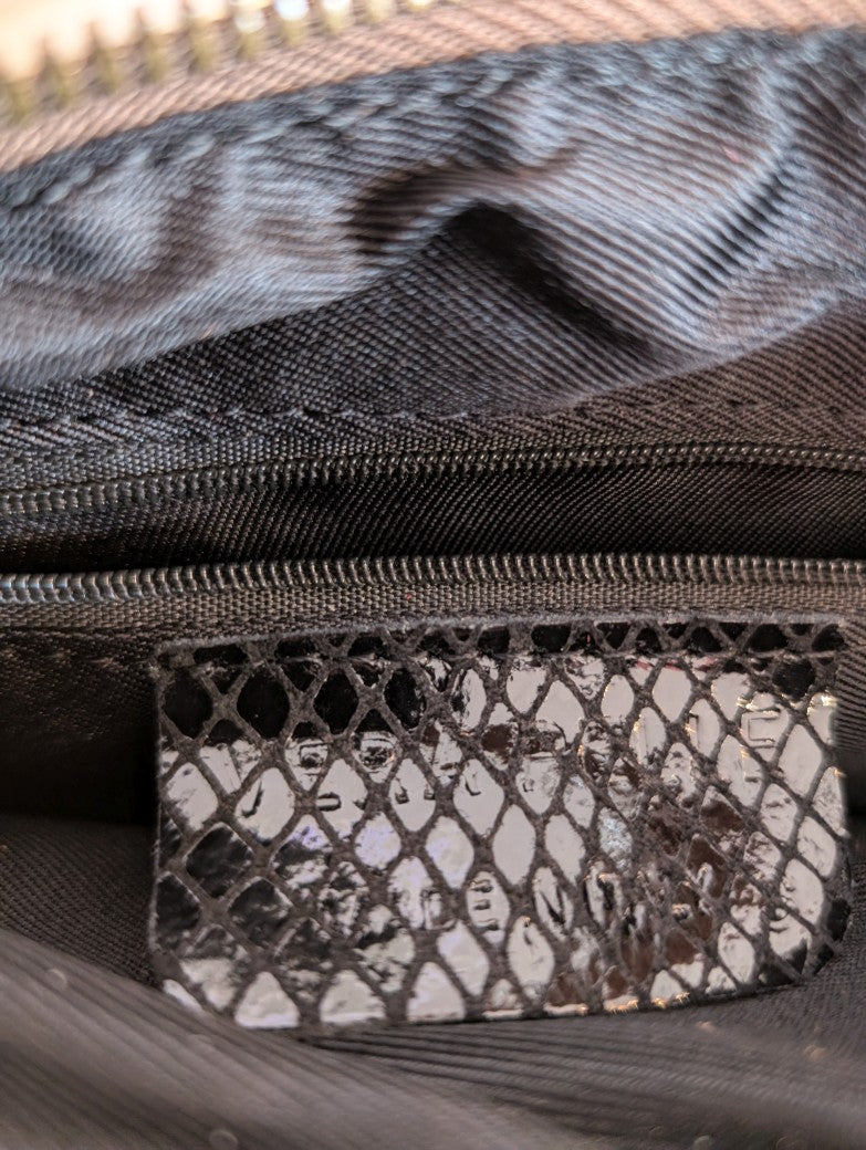Elegante Wildledertasche in Taupe Braun aus Italien mit charaktervollem Fransen-Design und harmonischen Goldnieten. 44x25cm für ausreichend Platz im Alltag!