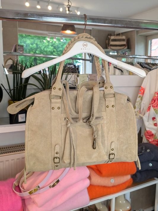 Elegante geräumige Wildledertasche im angesagten Balenciaga City Bag Stil - hochwertige Verarbeitung mit charakteristischen Fransen und Beschlägen in Antik Gold.