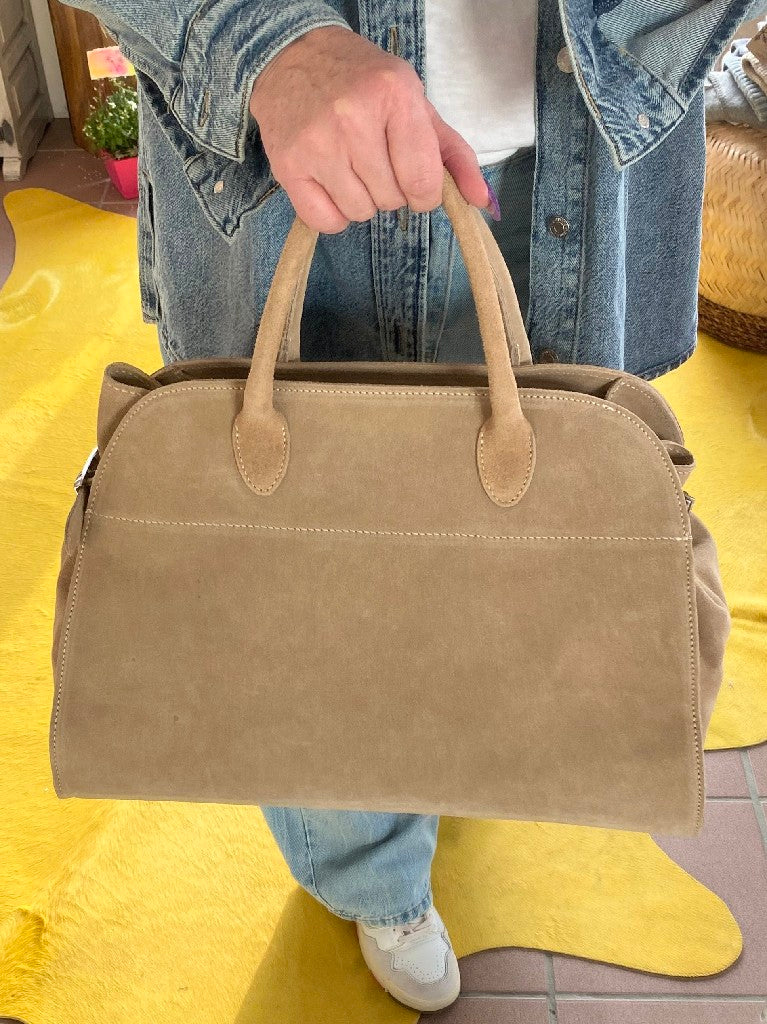 Diese Wildledertasche im THE ROW Margaux Stil in Beige vereint elegantes Design und Funktionalität. Ideale Shopping Bag Handtasche!