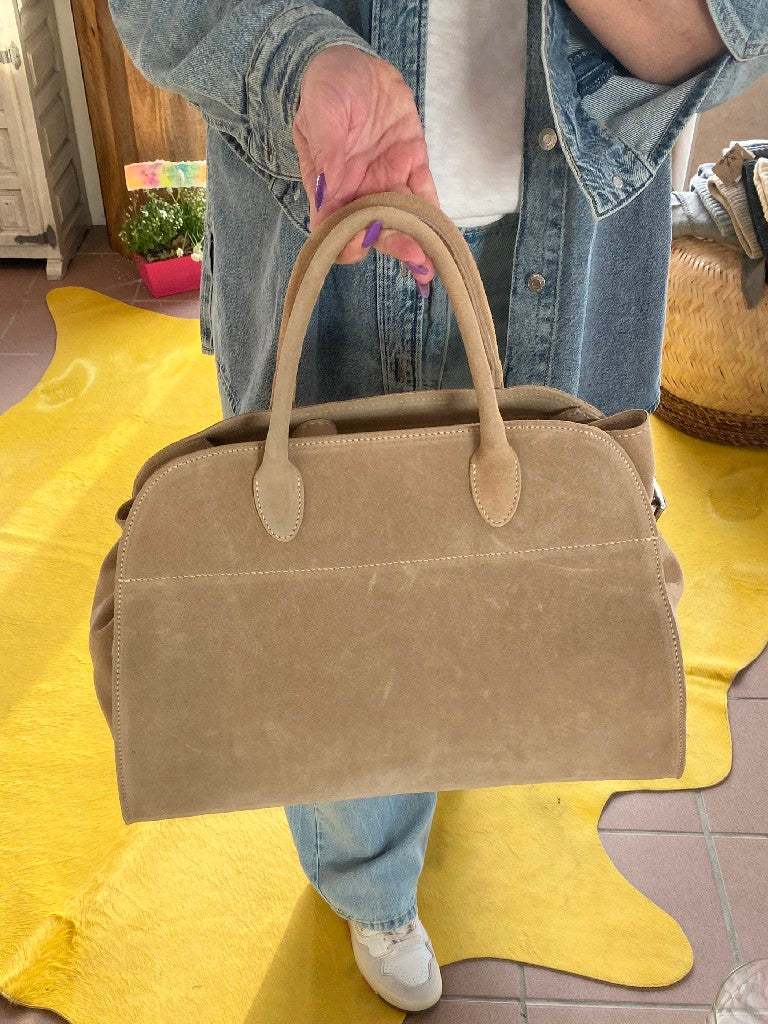 Diese Wildledertasche im THE ROW Margaux Stil in Beige vereint elegantes Design und Funktionalität. Ideale Shopping Bag Handtasche!