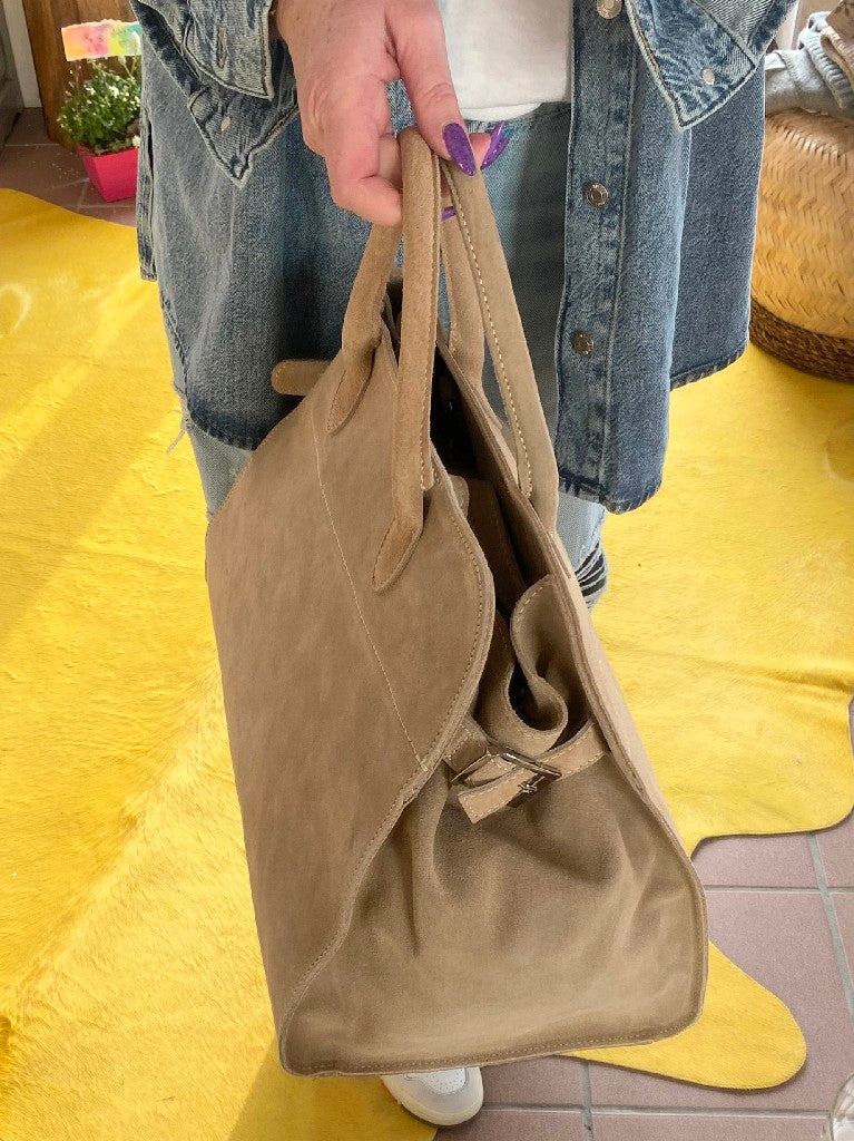 Diese Wildledertasche im THE ROW Margaux Stil in Beige vereint elegantes Design und Funktionalität. Ideale Shopping Bag Handtasche!