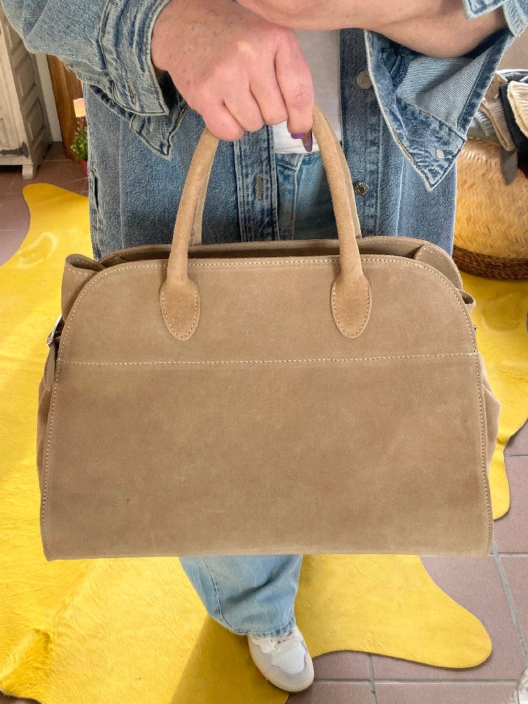 Diese Wildledertasche im THE ROW Margaux Stil in Beige vereint elegantes Design und Funktionalität. Ideale Shopping Bag Handtasche!