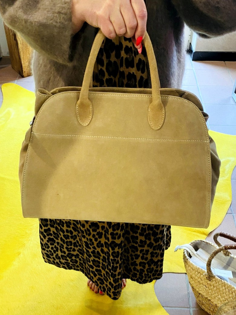 Diese Wildledertasche im THE ROW Margaux Stil in Beige vereint elegantes Design und Funktionalität. Ideale Shopping Bag Handtasche!