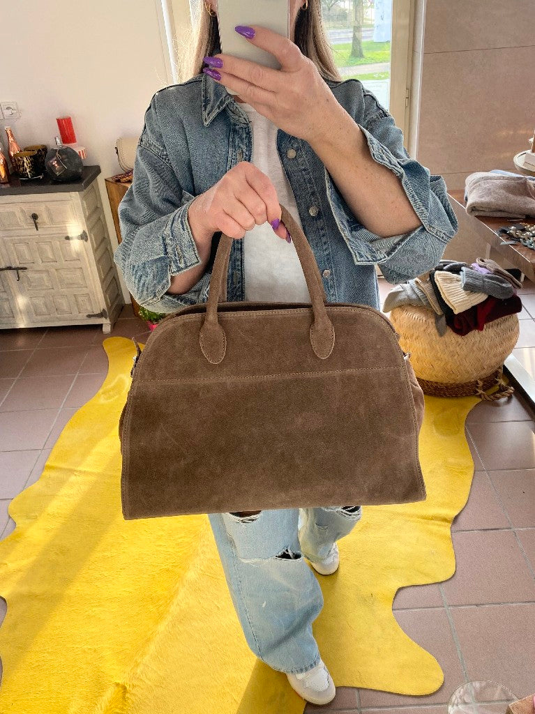 Diese Wildledertasche im THE ROW Margaux Stil in Taupe vereint elegantes Design und Funktionalität. Ideale Shopping Bag Handtasche!