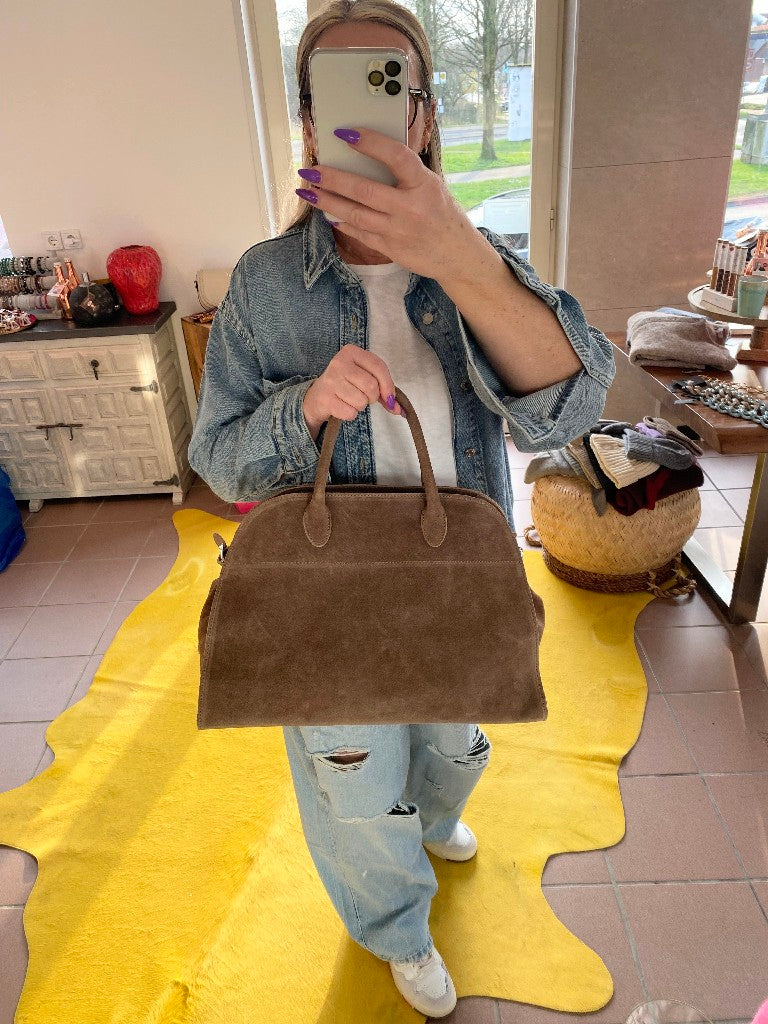 Diese Wildledertasche im THE ROW Margaux Stil in Taupe vereint elegantes Design und Funktionalität. Ideale Shopping Bag Handtasche!