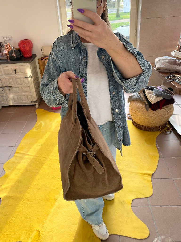 Diese Wildledertasche im THE ROW Margaux Stil in Taupe vereint elegantes Design und Funktionalität. Ideale Shopping Bag Handtasche!