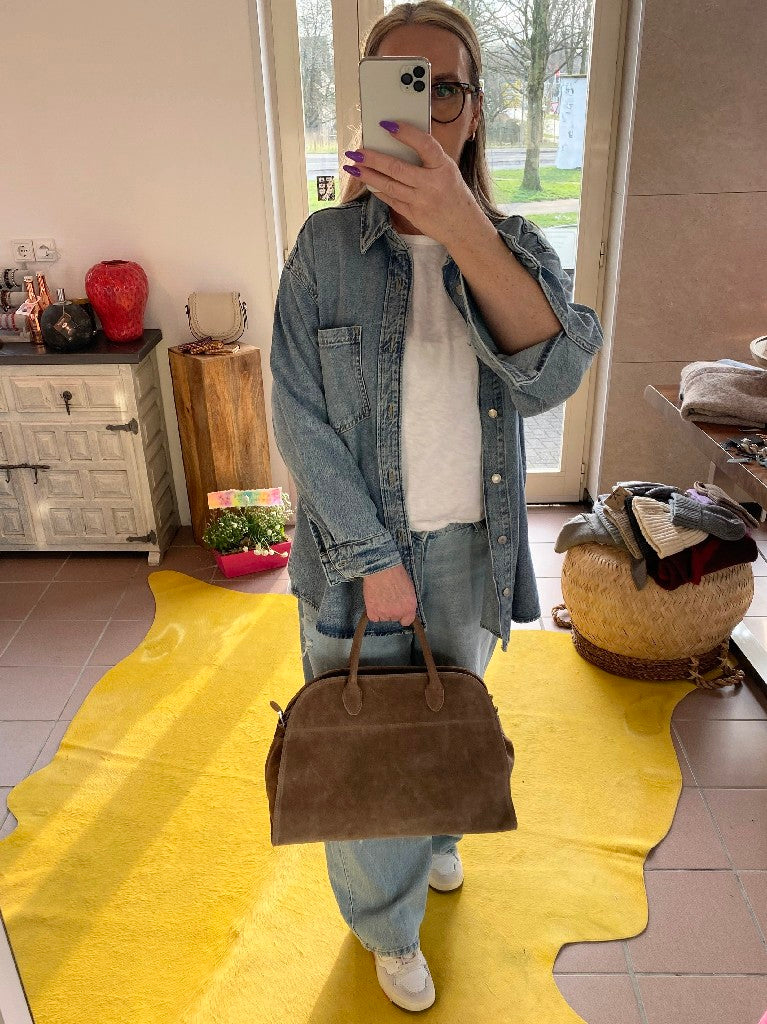 Diese Wildledertasche im THE ROW Margaux Stil in Taupe vereint elegantes Design und Funktionalität. Ideale Shopping Bag Handtasche!