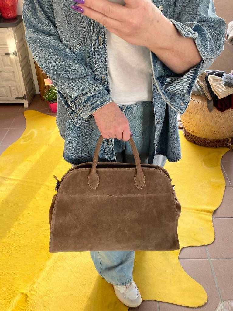 Diese Wildledertasche im THE ROW Margaux Stil in Taupe vereint elegantes Design und Funktionalität. Ideale Shopping Bag Handtasche!