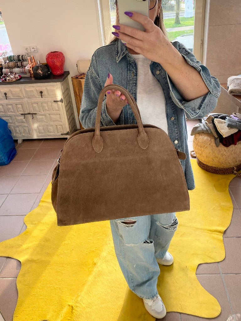 Diese Wildledertasche im THE ROW Margaux Stil in Taupe vereint elegantes Design und Funktionalität. Ideale Shopping Bag Handtasche!