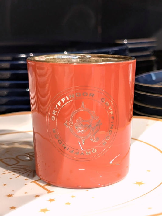 Stimmungsvolles Harry Potter Windlicht mit den ikonischen Farben des Hauses Gryffindor und dem stolzen Löwen als Wappentier. Perfekt für Fans der Zaubererwelt.