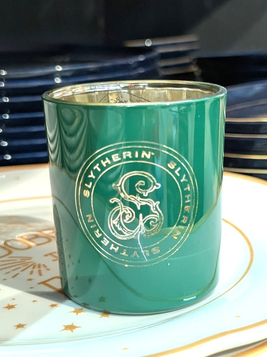 Stimmungsvolles Harry Potter Windlicht mit den ikonischen Farben des Hauses Slytherin und der Schlange als Wappentier. Perfekt für Fans der Zaubererwelt.