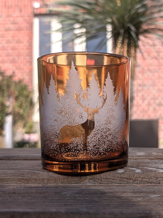 Elegantes Windlicht aus dickem Glas mit winterlichem Motiv Waldleben mit Hirsch in Cognac Braun schafft gemütliche Atmosphäre. Perfekt für Tischdeko Fensterbank