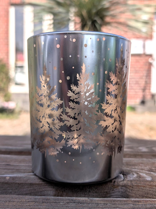 Elegantes Windlicht aus dickem Glas mit winterlichem Motiv Weihnachtsbäume Schneefall Silber schafft gemütliche Atmosphäre. Perfekt für Tischdeko Fensterbank.