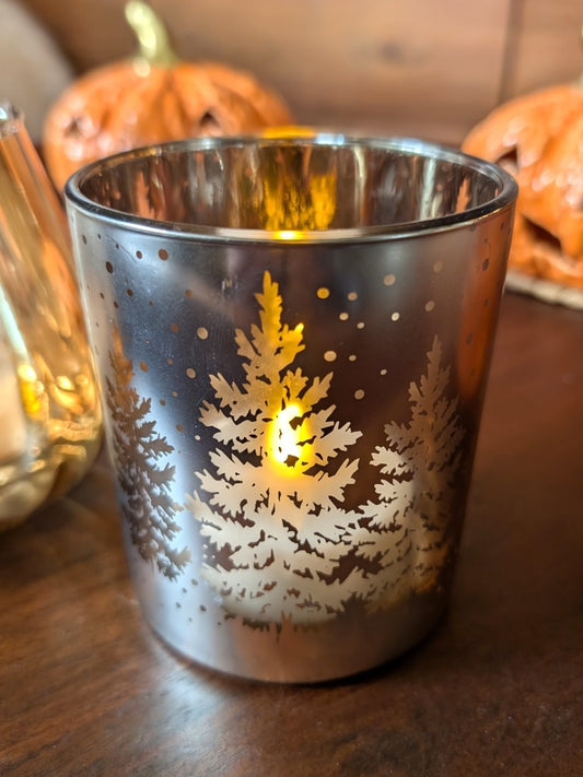 Elegantes Windlicht aus dickem Glas mit winterlichem Motiv Weihnachtsbäume Schneefall Silber schafft gemütliche Atmosphäre. Perfekt für Tischdeko Fensterbank.