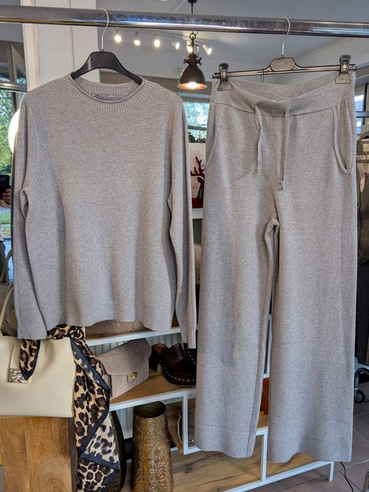 Das Wohlfühlset aus Pullover und Jogginghose in edlem Grau bietet dank hochwertigem Viskose Nylon Feinstrick unvergleichlichen Komfort für gemütliche Eleganz!