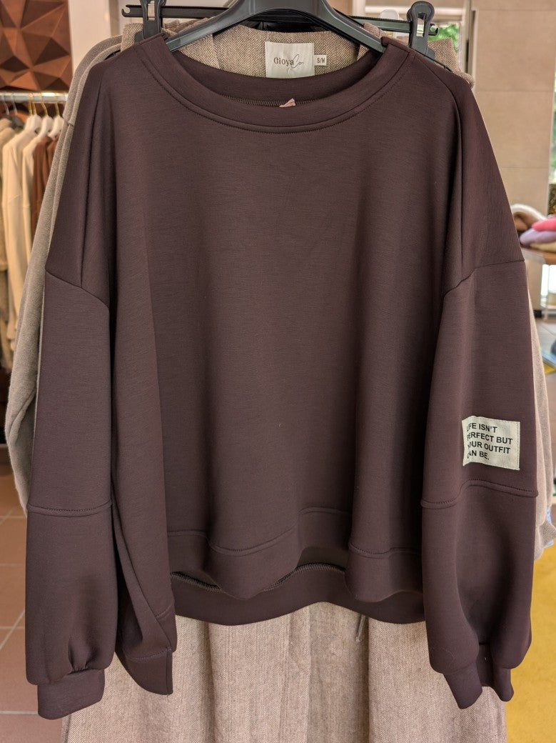 Das Set Sweatshirt & Hose in warmem Coffee Braun von LAVIA vereint Komfort und Stil mit dem Slogan "Life Isn't Perfect But Your Outfit Can Be" - fühl' Dich wohl!