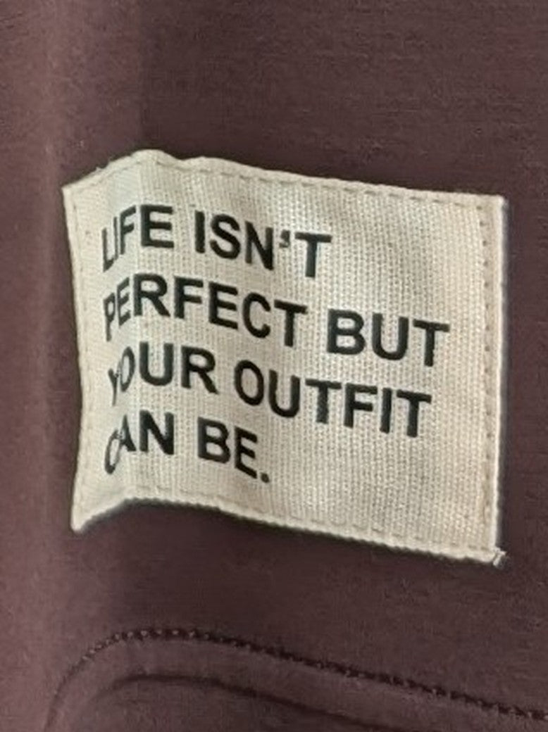 Das Set Sweatshirt & Hose in warmem Coffee Braun von LAVIA vereint Komfort und Stil mit dem Slogan "Life Isn't Perfect But Your Outfit Can Be" - fühl' Dich wohl!
