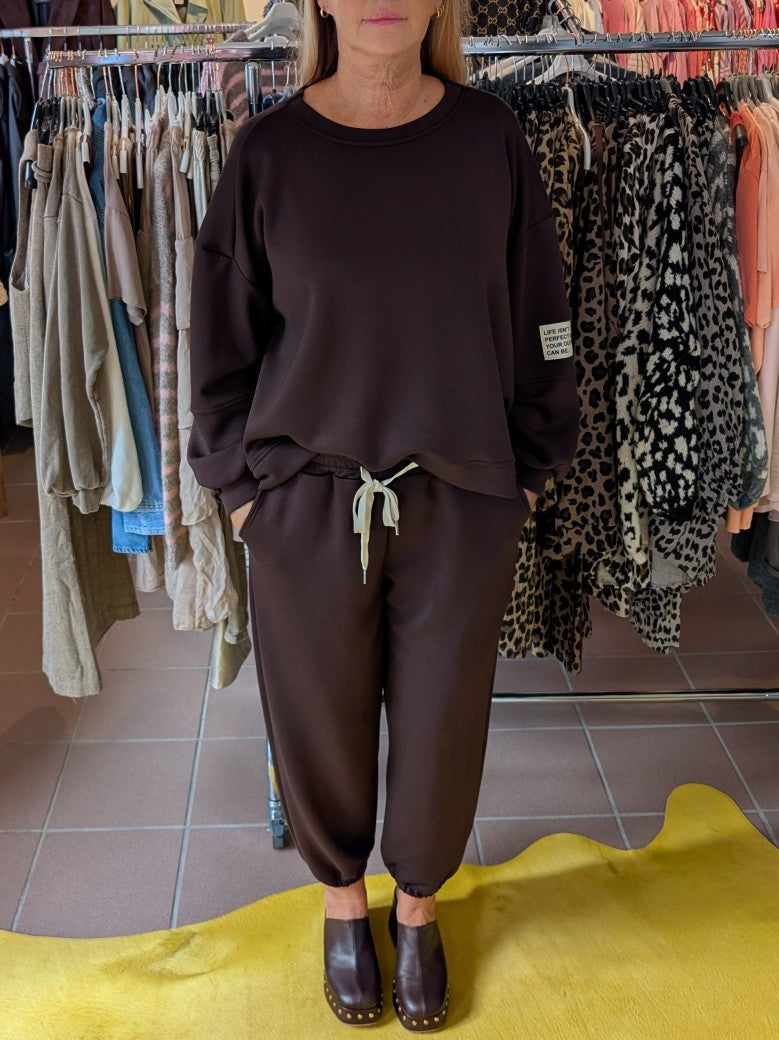 Das Set Sweatshirt & Hose in warmem Coffee Braun von LAVIA vereint Komfort und Stil mit dem Slogan "Life Isn't Perfect But Your Outfit Can Be" - fühl' Dich wohl!