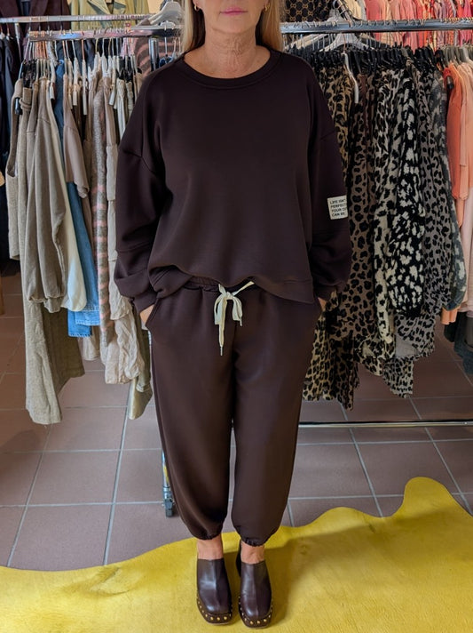 Das Set Sweatshirt & Hose in warmem Coffee Braun von LAVIA vereint Komfort und Stil mit dem Slogan "Life Isn't Perfect But Your Outfit Can Be" - fühl' Dich wohl!