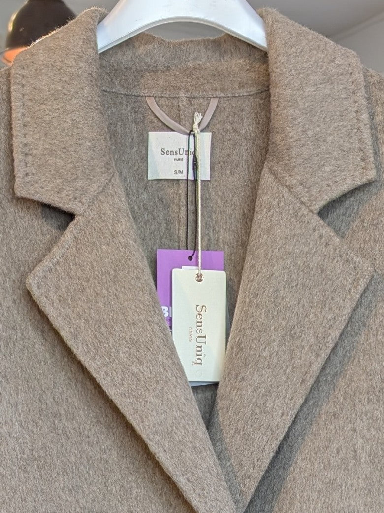 Erleben Sie zeitlose Eleganz mit dem handgefertigten Kaschmir Wollmantel in Taupe von SensUniq - luxuriöse Cashmere Weichheit mit perfektem Tragekomfort!