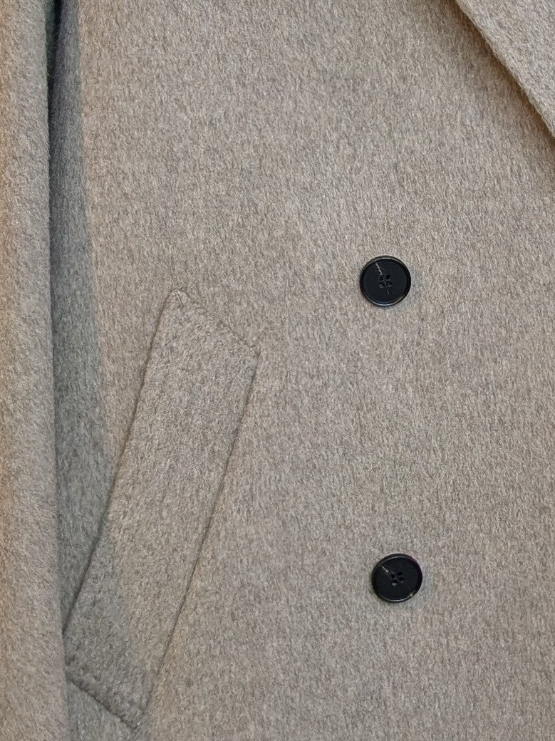 Erleben Sie zeitlose Eleganz mit dem handgefertigten Kaschmir Wollmantel in Taupe von SensUniq - luxuriöse Cashmere Weichheit mit perfektem Tragekomfort!