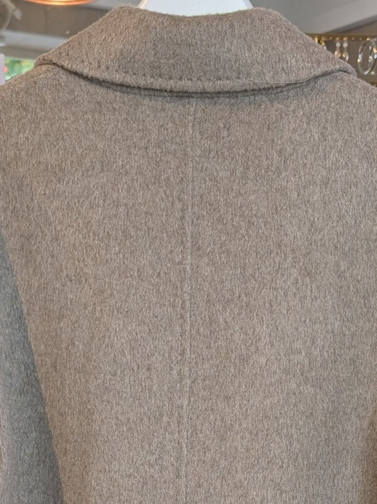 Erleben Sie zeitlose Eleganz mit dem handgefertigten Kaschmir Wollmantel in Taupe von SensUniq - luxuriöse Cashmere Weichheit mit perfektem Tragekomfort!