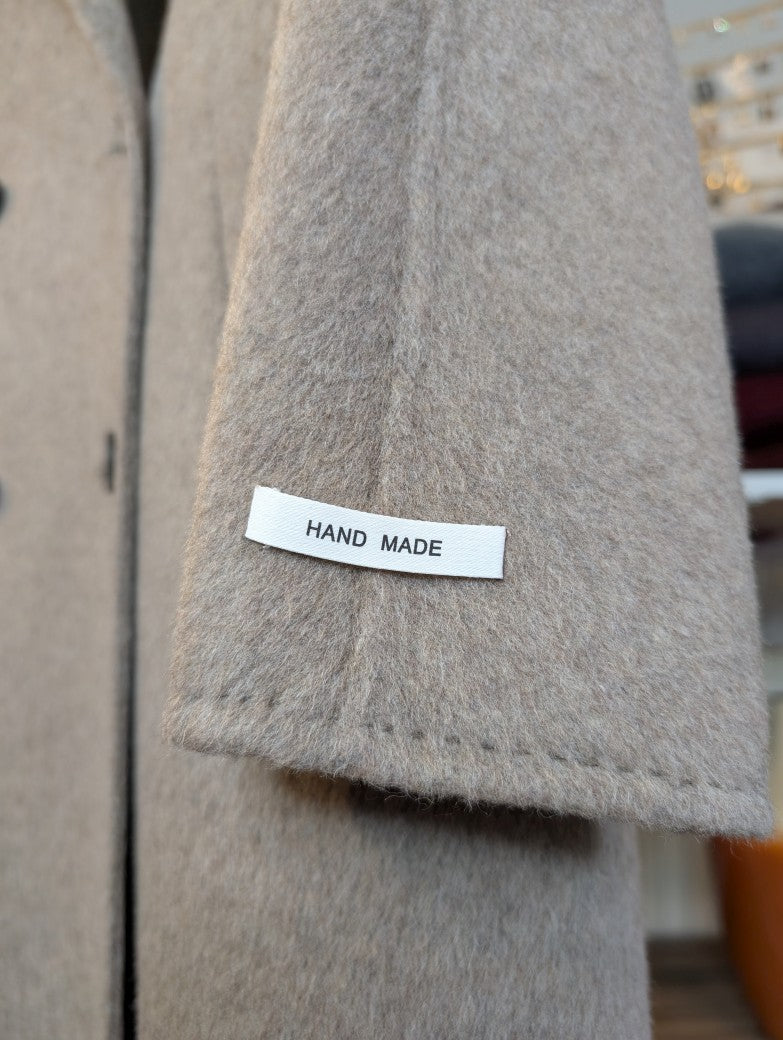 Erleben Sie zeitlose Eleganz mit dem handgefertigten Kaschmir Wollmantel in Taupe von SensUniq - luxuriöse Cashmere Weichheit mit perfektem Tragekomfort!