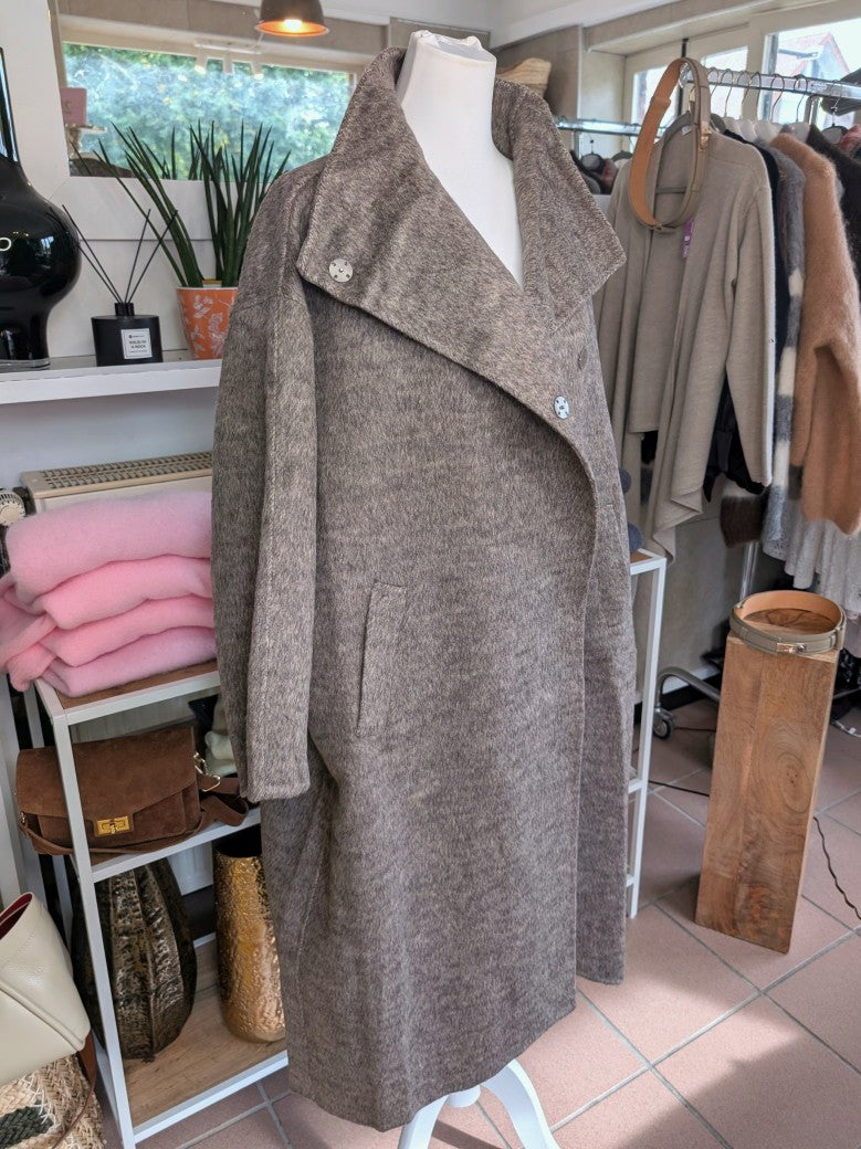 Eleganter Wollmantel Taupe mit hohem Kragen und glänzenden Metallknöpfen. Das hochwertige Wollmaterial bietet wärmende Isolierung und langlebigen Tragekomfort.