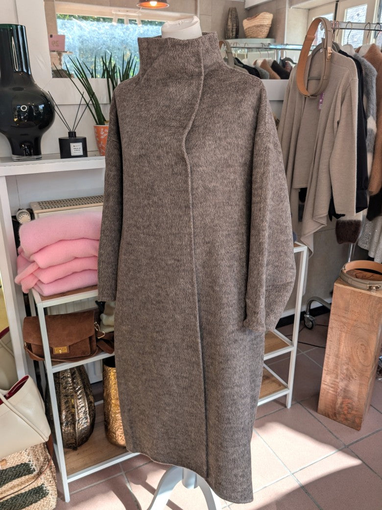 Eleganter Wollmantel Taupe mit hohem Kragen und glänzenden Metallknöpfen. Das hochwertige Wollmaterial bietet wärmende Isolierung und langlebigen Tragekomfort.