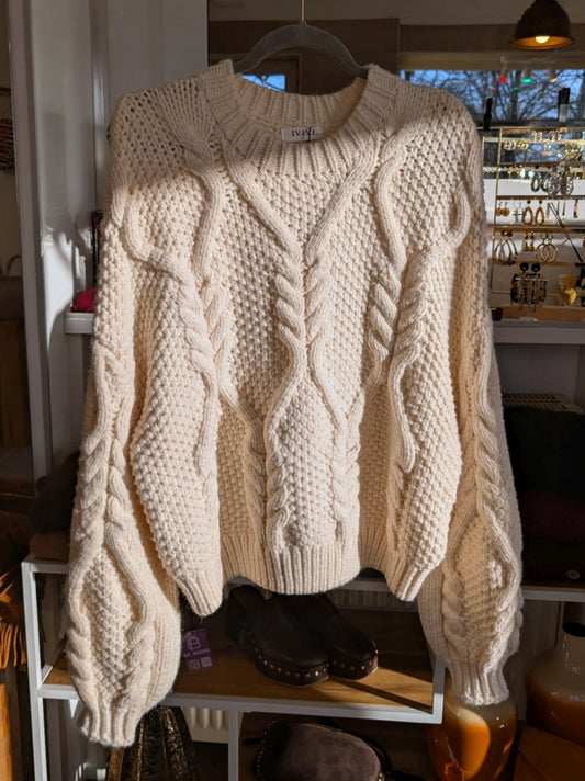 Der Zopfmuster Pulli aus weicher Viskose in Creme ist ein zeitloses Statement für stilbewusste Frauen - perfekt für den Alltag und gemütliche Tage!