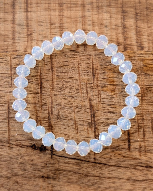 Dieses Armband von Bijoux besticht durch funkelnde Kristalle in zarten Eis- und Hellblau-Tönen. Stilvolles Accessoire mit Frische und Leichtigkeit!