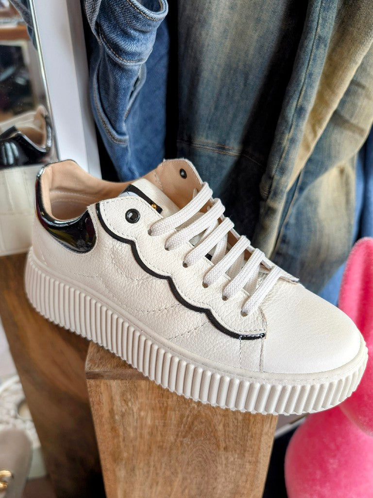 Biondini Leder Damen Sneaker Weiß mit schwarzem Lack Finish für sportliche Eleganz - Größe 38