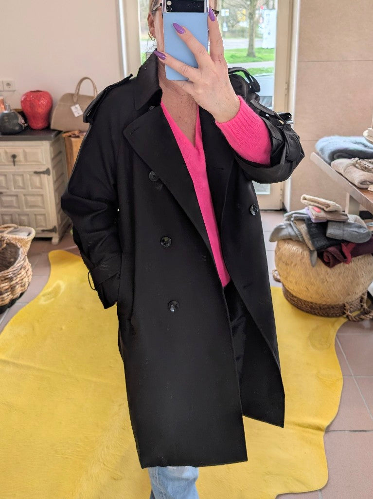Genieße die hochwertige Verarbeitung und den stilvollen Look dieses eleganten Trenchcoat in klassischem Schwarz. Mit diesem langen Mantel bist Du immer gut angezogen!